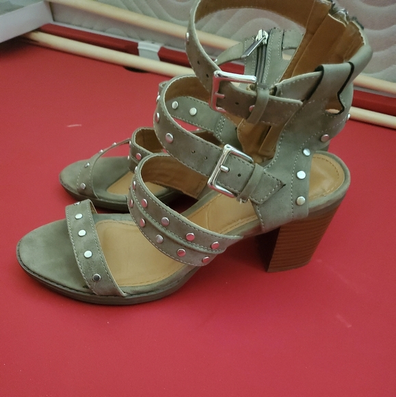 Size 9.5 avenue sandals - Picture 3 of 4